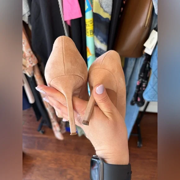 Manolo Blahnik Blush Suede Pointed-Toe Pumps - Picture 4 of 6